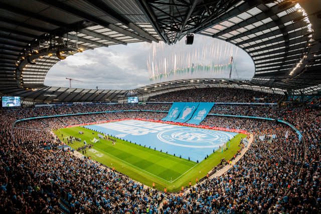 Englisches Fußballspiel unter Flutlicht